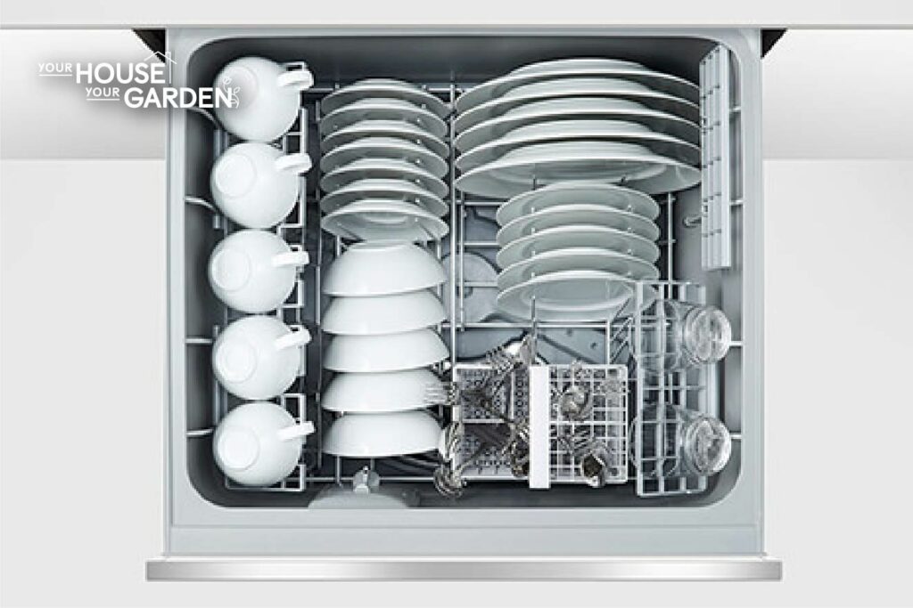 Dishdrawer with dishes 
